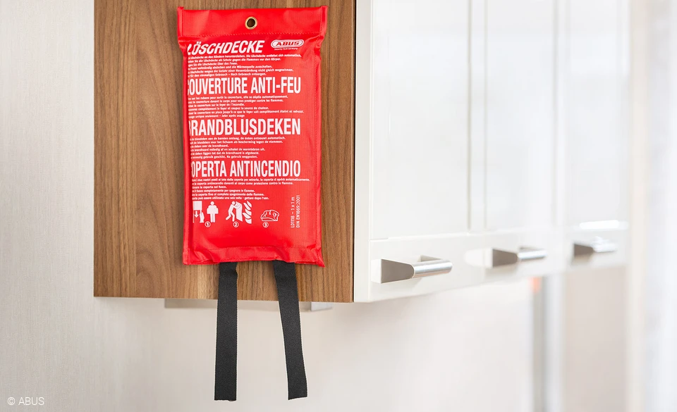 Zuverlässig kleine Entstehungsbrände löschen – mit unserer Löschdecke © ABUS
