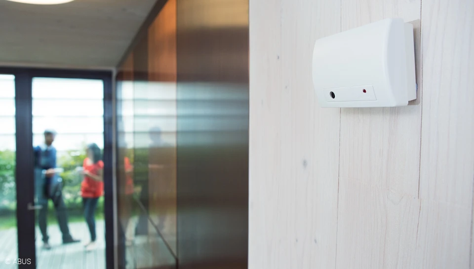 Tillsammans med detektorer informerar Secvest dig om faror i god tid © ABUS