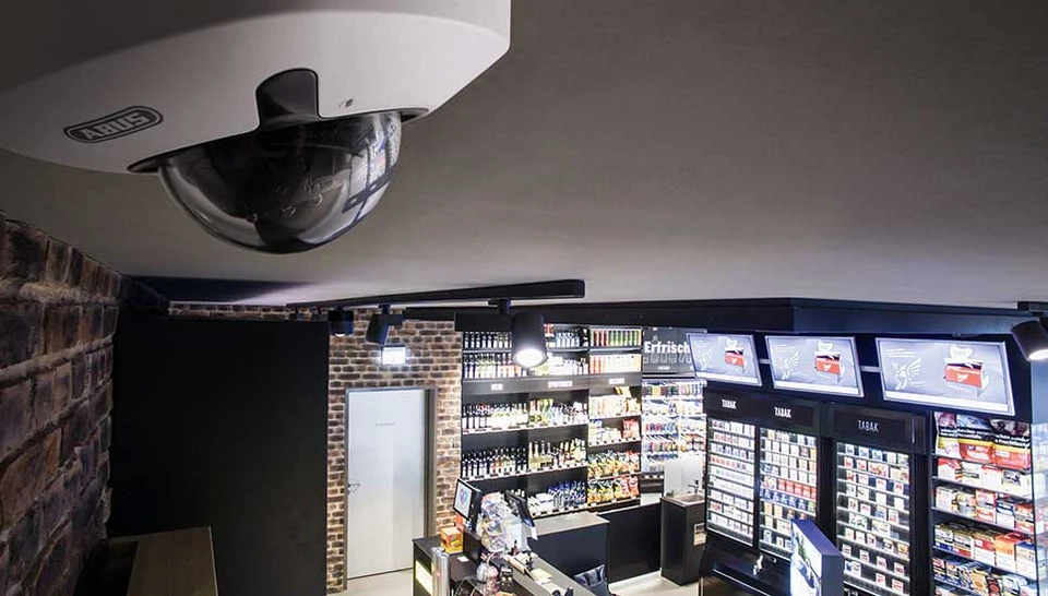 Grâce à la vidéosurveillance dans le magasin, les voleurs ne peuvent pas voler sans être surveillés. © ABUS