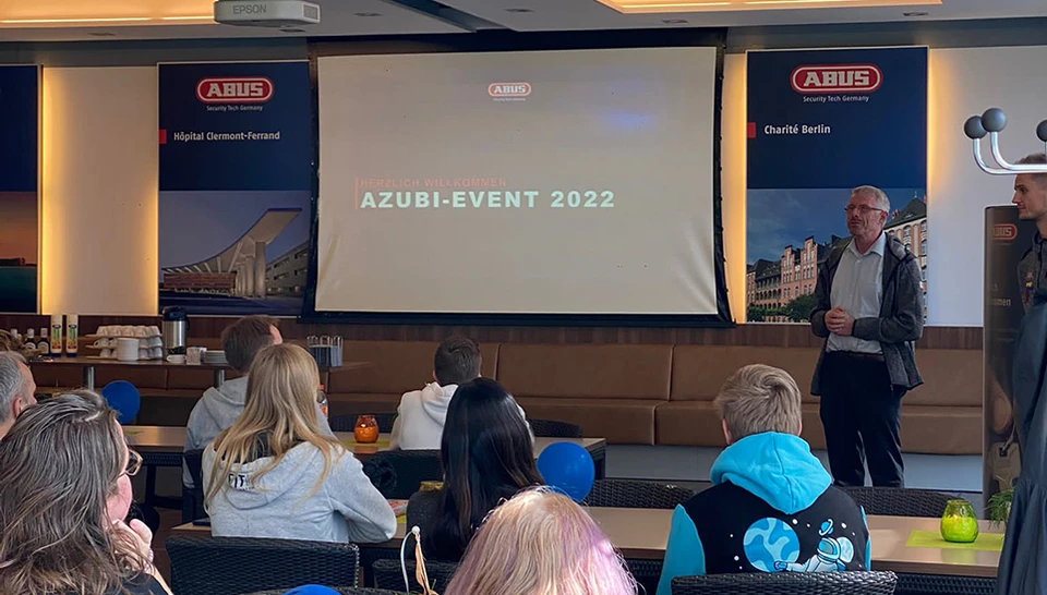 Begrüßung der Gäste durch den Geschäftsführer Michael Ulrich © ABUS