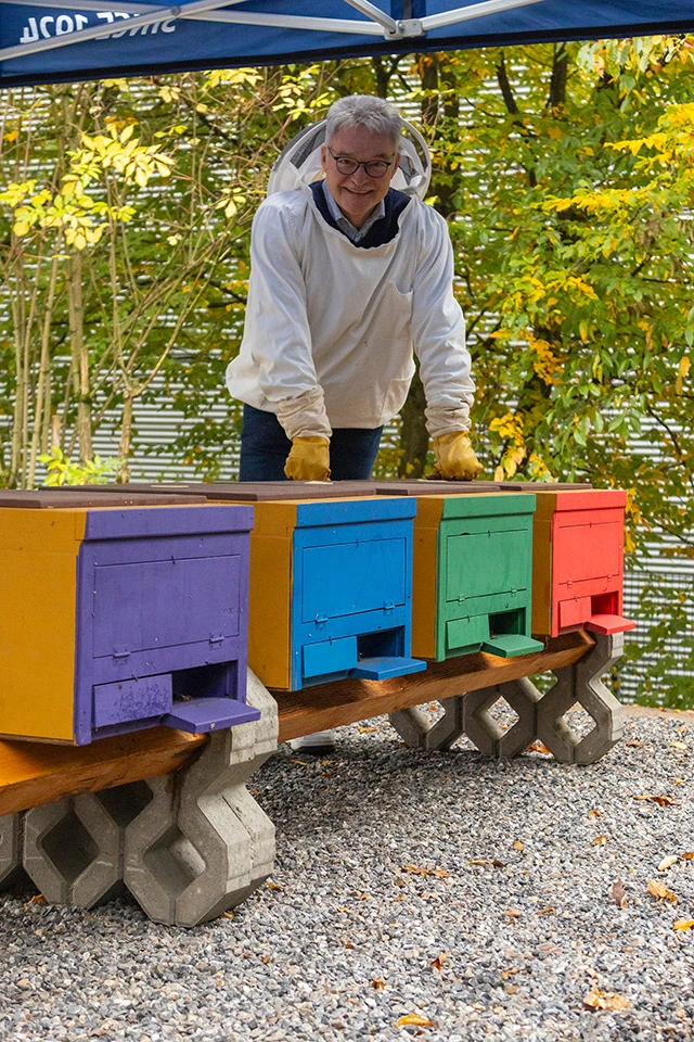 Harald Schultz freut sich auf die bevorstehende Arbeit als Hobbyimker. &copy;ABUS