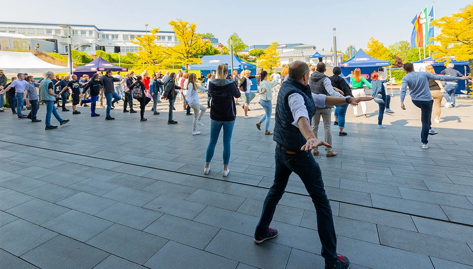 Übungen zum Muskellockern im Büroalltag © ABUS