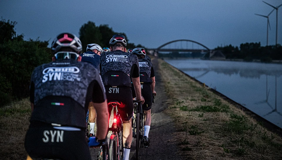 Het ABUS-team bij zonsopgang op weg naar Emden langs het Dortmund-Eemskanaal. © Nils Längner