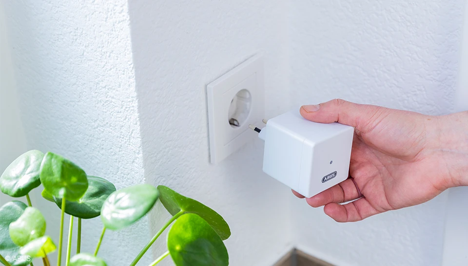 Stecken Sie die WLAN-Bridge in die Steckdose: Und schon können Sie von überall Ihr smartes Türschloss steuern © ABUS
