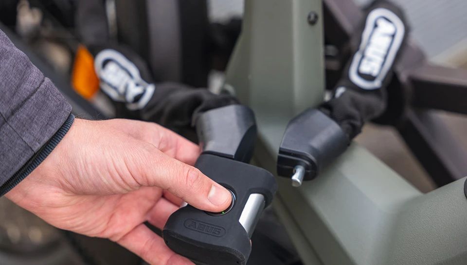 Das Fahrradschloss YARDO 7807F sichert ein Fahrrad und wird mittels Fingerprint geöffnet ©ABUS
