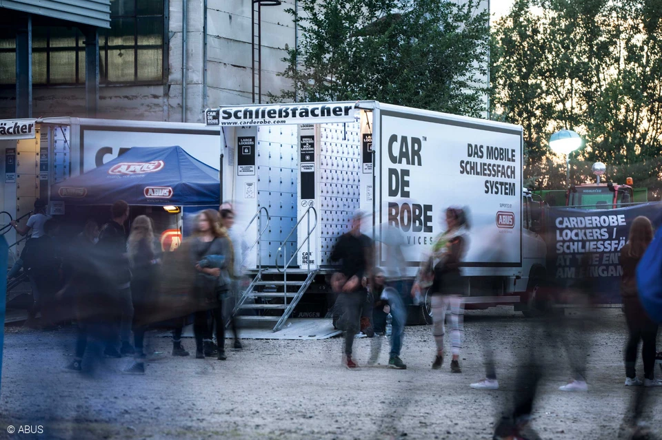 Les caméras de surveillance et les cadenas ABUS permettent aux festivaliers de profiter de la musique en toute tranquillité. © ABUS