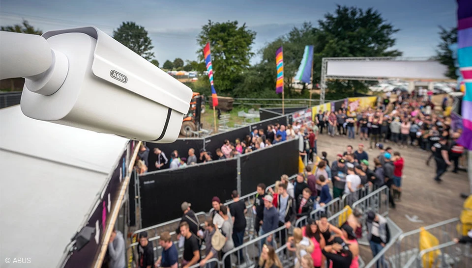 ABUS-camera's ondersteunen controles op gevaarlijke voorwerpen en stoffen. © ABUS