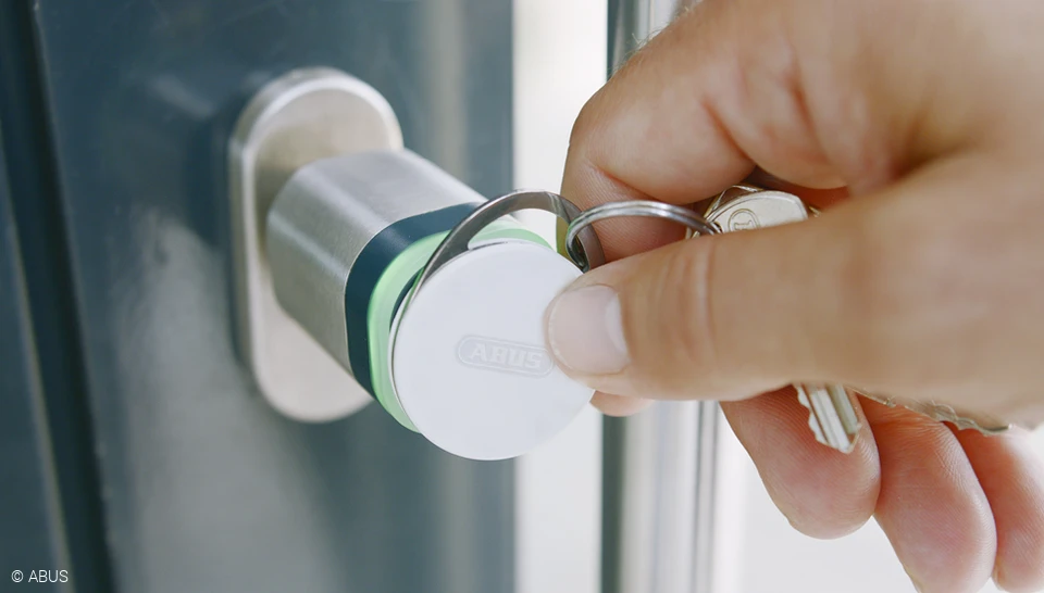 Lock your electronic access system conveniently with a chip key