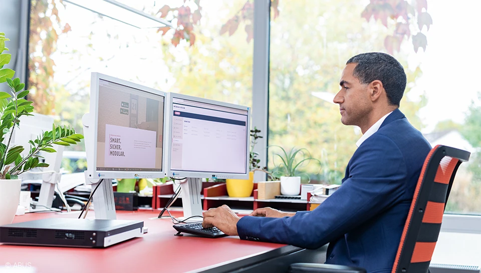 Easily manage user & authorisation management online © ABUS