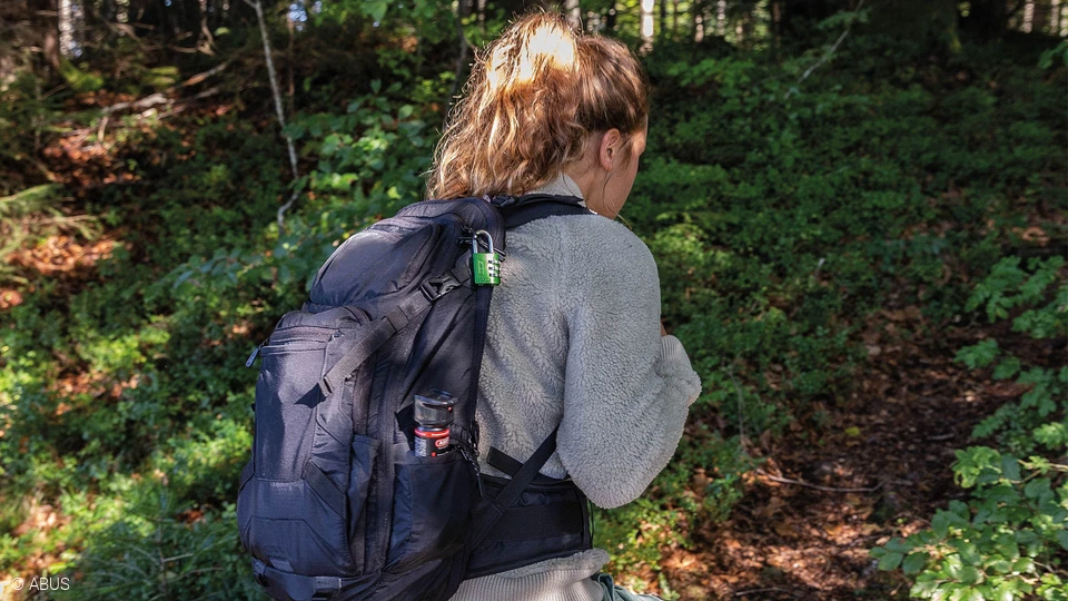 Angst vor frei laufenden Hunden? Oder Angst vor angriffslustigen Wildtieren? Unser Abwehrspray kann im Ernstfall helfen © ABUS