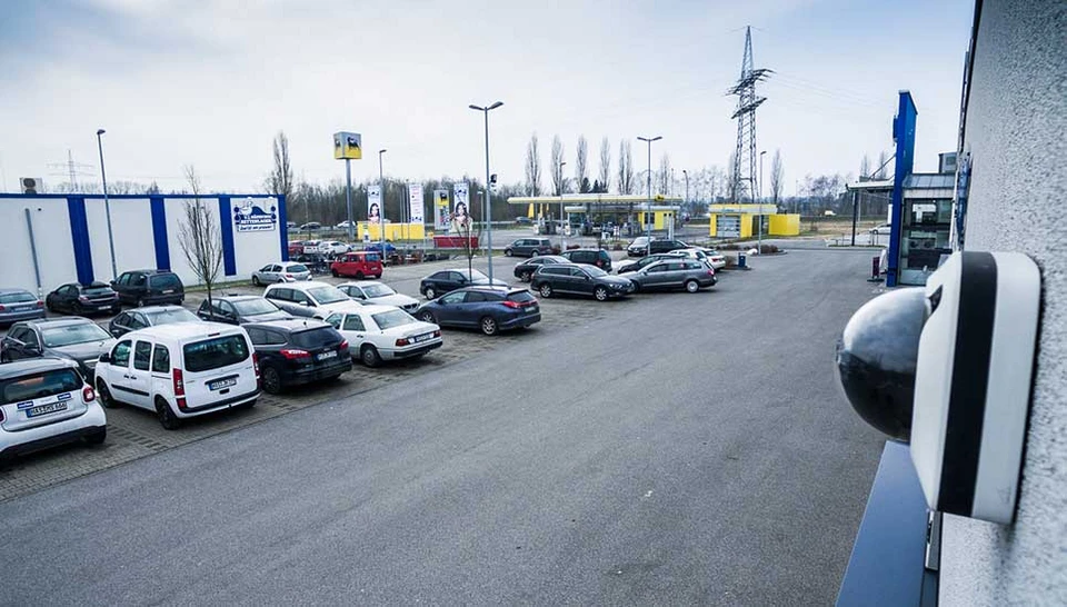 Mit der Parkplatzüberwachung können Kennzeichen verdächtiger Personen schnell erfasst werden. © ABUS