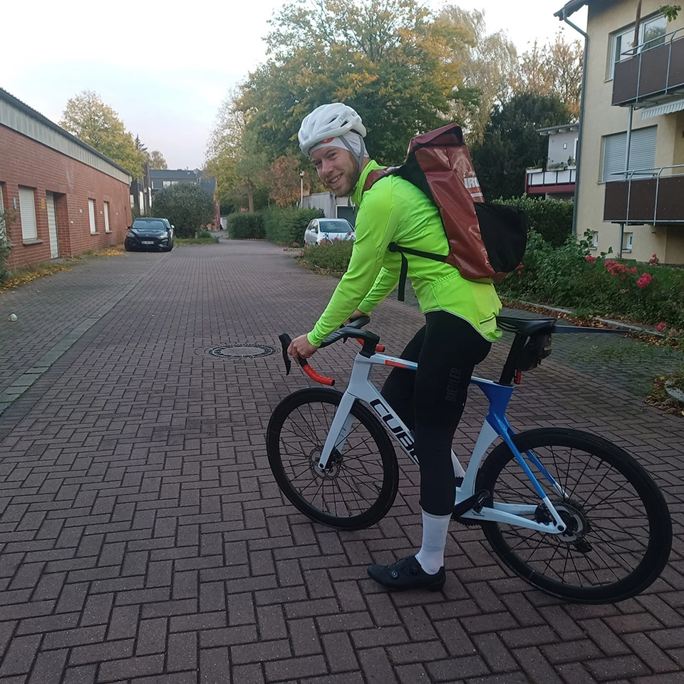 Projektmanager Jannick Niessner mit dem Fahrrad auf dem Weg ins Büro. ©ABUS