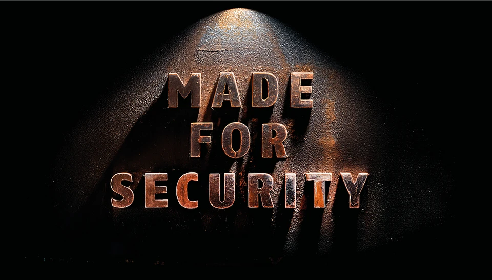 Schriftzug Made for Security, von einem Lichtkegel oben mittig angestrahlt