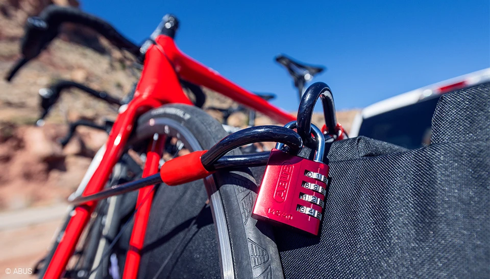 Parfaitement préparé pour vos vacances en camping - avec nos cadenas © ABUS