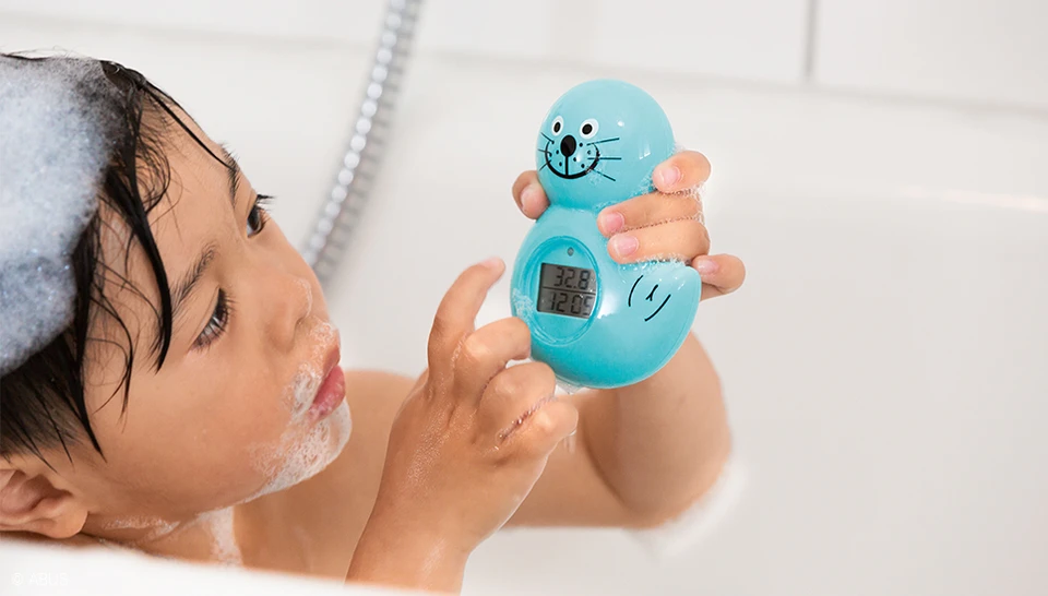 ROBBIE bath thermometer - brings both joy and safety to the bath © ABUS