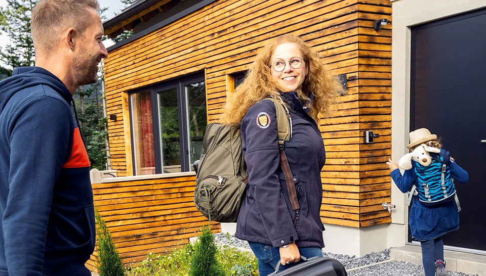 Med den smarte nøgleboks bliver nøgleoverdragelsen i sommerhuset nemmere, da hver gæst har sin egen talkode. © ABUS