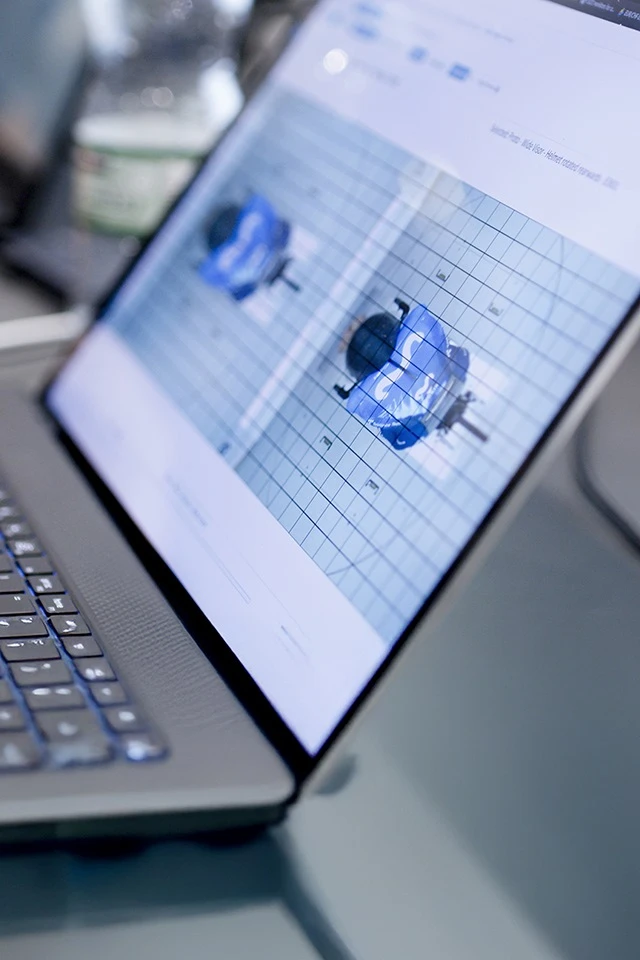 Simulationen anhand eines Movistar Athleten auf einem Laptop  © ABUS