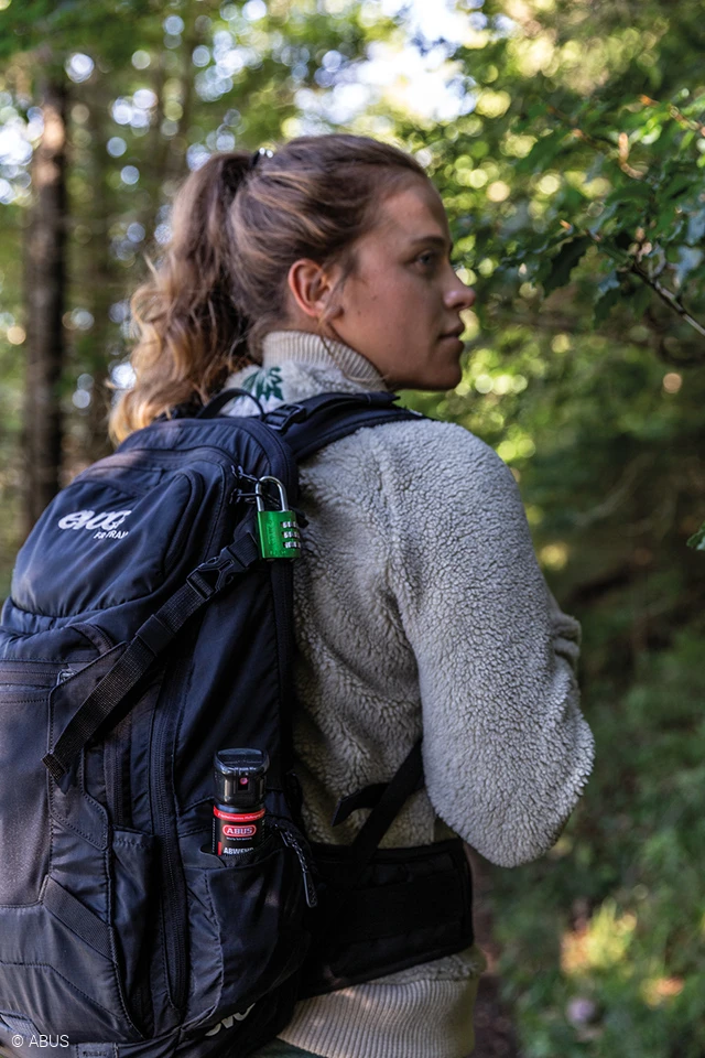 Rugzak: beveiligd? Check! – Verdedigingsspray tegen wilde dieren? Klaar voor avontuur! © ABUS