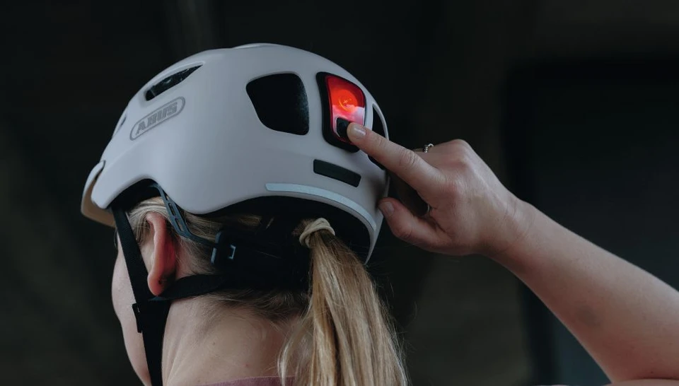 Close-up of the YOUN_I 3.0 ACE taillight in use © ABUS