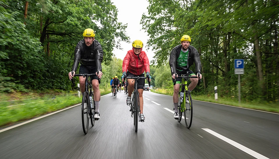 Christian Nie&szlig;en und Alexander Rose von ABUS im Fahrerfeld der Tour der Hoffnung 2023. &copy;Pierre Johne
