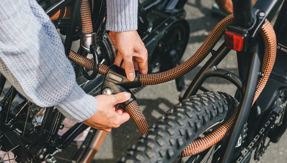 Infinity Loop 1806/140 chain lock wrapped around two bicycles © ABUS