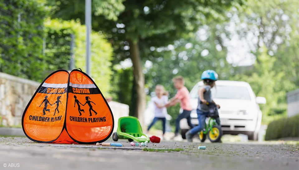 Einfach aufgeklappt und hingestellt: Unser 3D-Warnzelt LUKE © ABUS