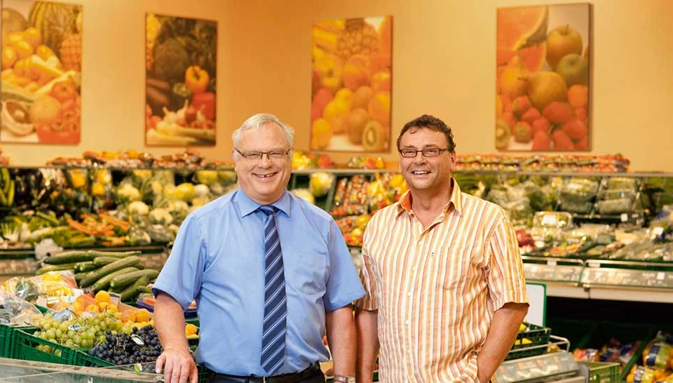 [v.l.n.r.] Edeka Supermarkt-Betreiber Bernhard Pischzan und ABUS Partner Frank Roth. © ABUS