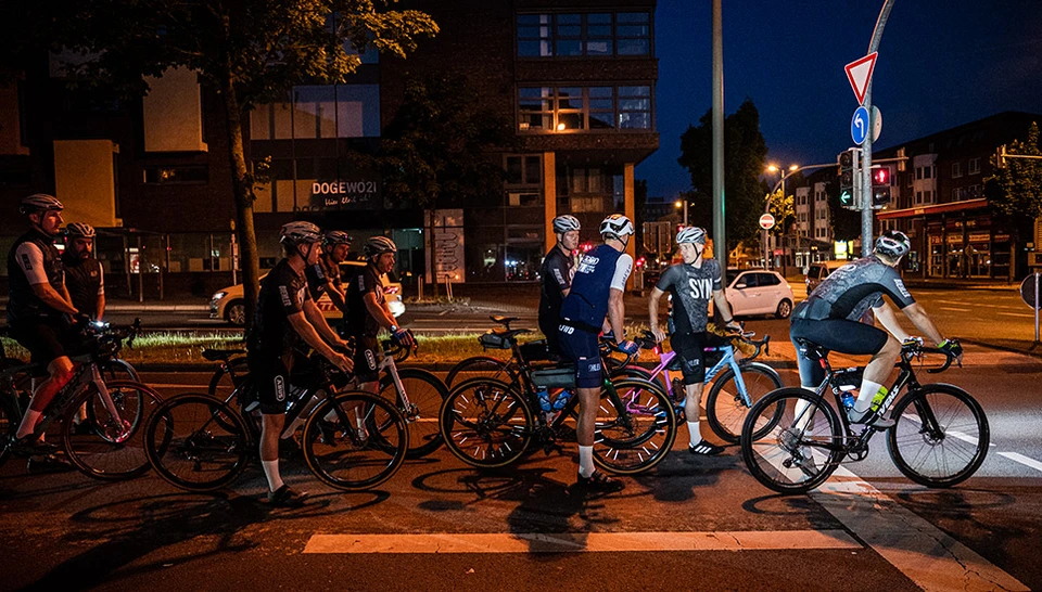 Start i Dortmund kl. 04.00: Team ABUS före den långa resan mot Nordsjökusten. ©Nils Längner