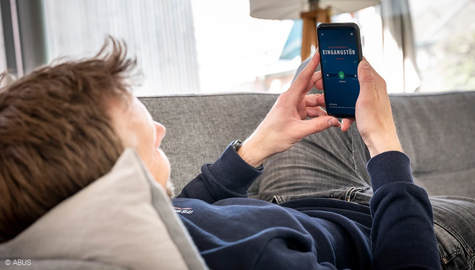 Wystarczy otworzyć drzwi z sofy - za pomocą HomeTec Pro Bluetooth® © ABUS