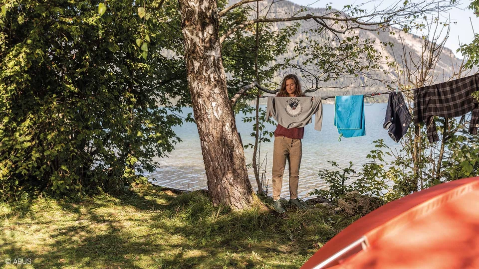 Des serviettes mouillées ? Il suffit d'accrocher la corde élastique entre deux arbres et la corde à linge est prête pour le voyage © ABUS