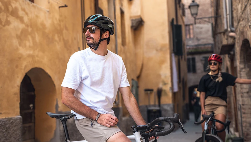 The PowerDome moss green and blaze red in an old village in Tuscany ©ABUS