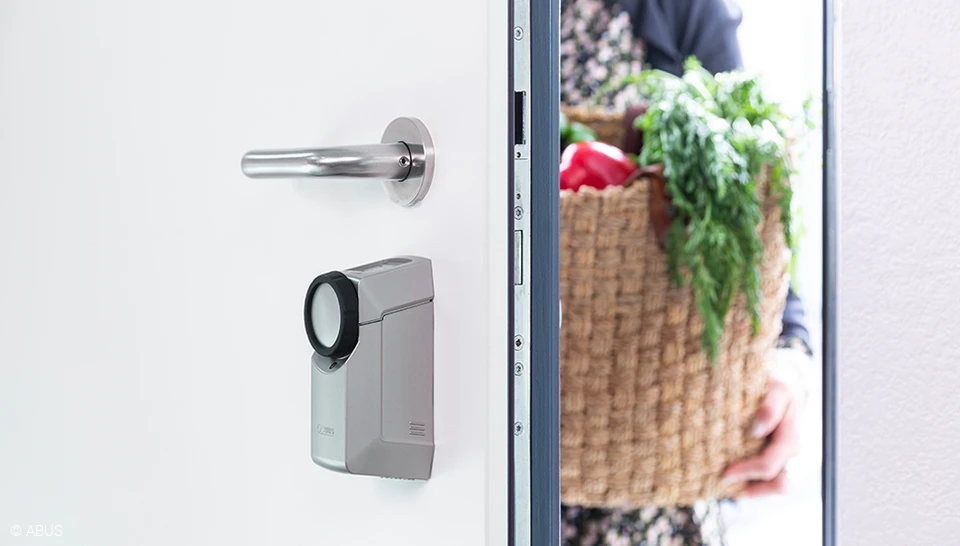 Veeg over "Ontgrendelen" in de app. Uw toegangsdeur wordt ontgrendeld en springt op een kier open. © ABUS