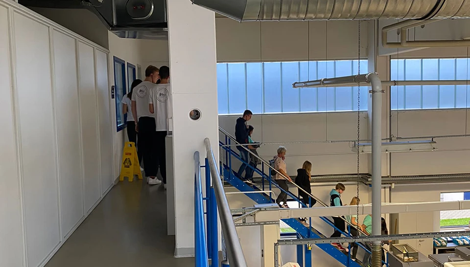 Los geht es zur Werksführung mit spannenden Einblicken hinter die Kulissen © ABUS