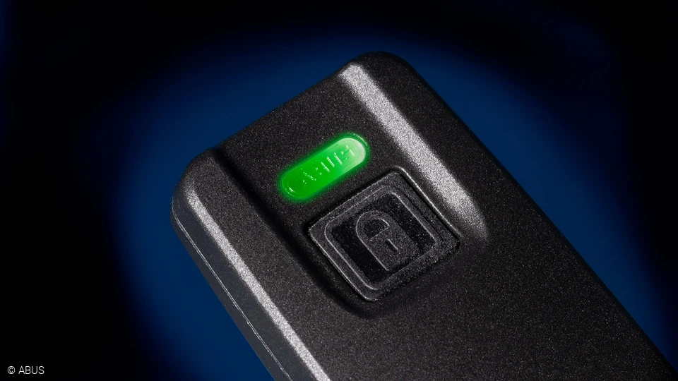 Ver-/entriegeln und Öffnen der Tür per Tastendruck – mit der HomeTec Pro Fernbedienung © ABUS