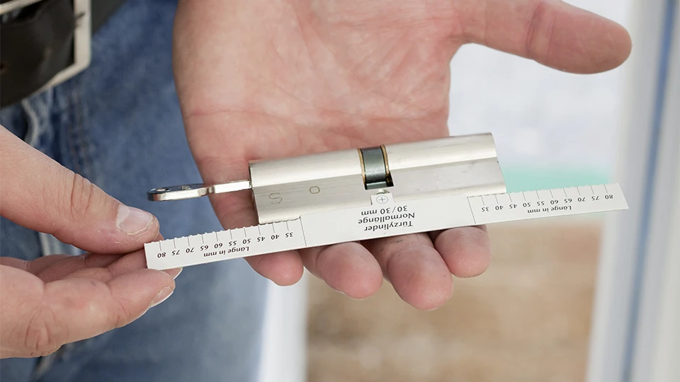 Measure cylinder length &copy; ABUS