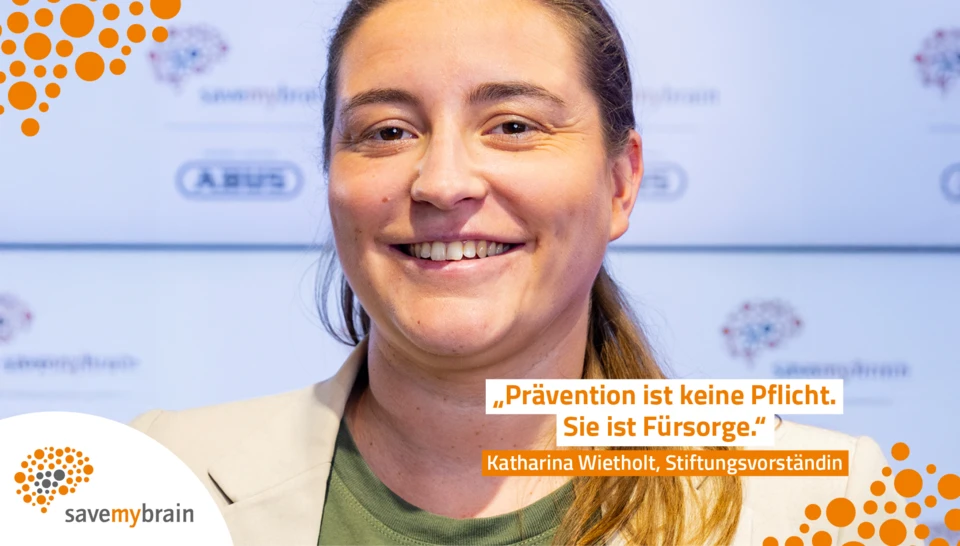 Portr&auml;t von Katharina Wietholt, Stiftungsvorst&auml;ndin von savemybrain, vor einer Veranstaltungswand mit savemybrain-Logo &copy; ABUS