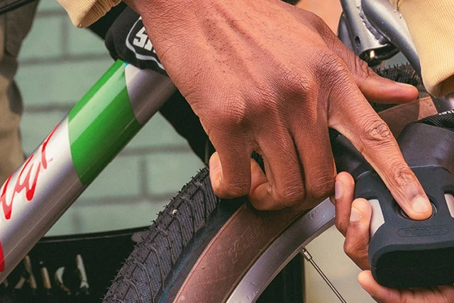Das Veloschloss YARDO 7807F sichert ein Velo und wird mittels Fingerprint geöffnet ©ABUS