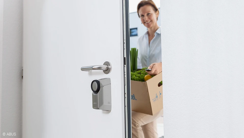 HomeTec Pro - Voordeuren openen met één druk op de knop © ABUS