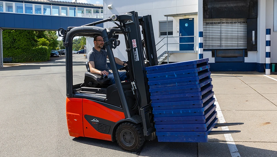 Mehrwegpaletten aus Kunststoff lassen sich platzsparend stapeln und transportieren. &copy;ABUS