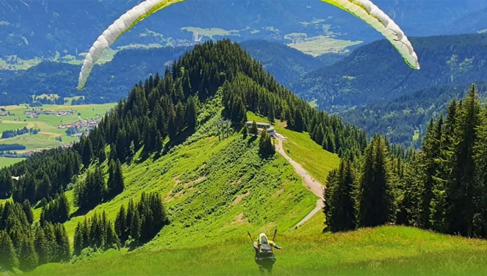 Die grüne Landschaft der Hörnerbahn