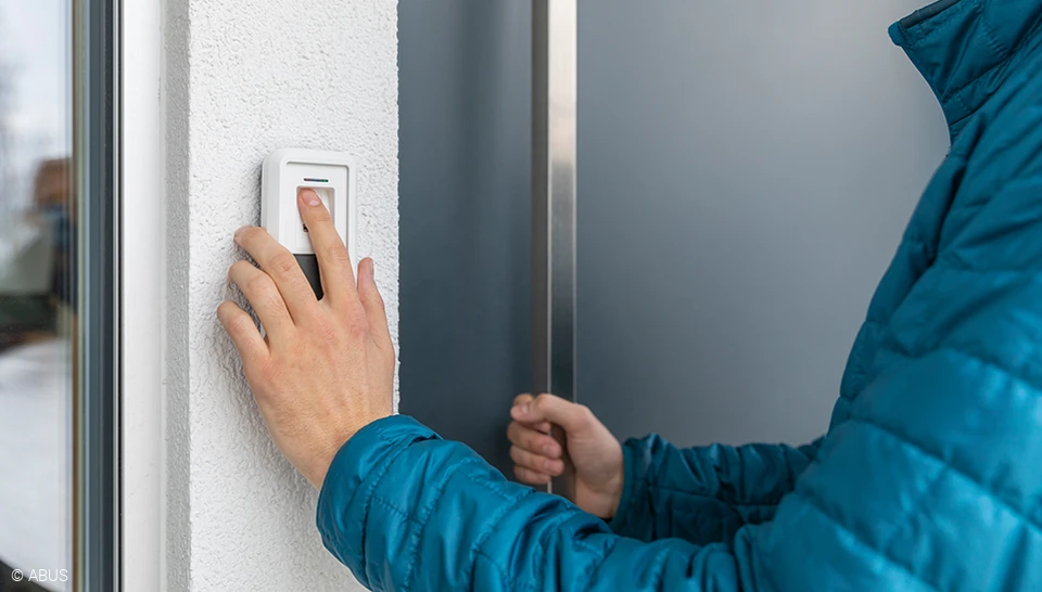Wystarczy przyłożyć do niego palec, a drzwi frontowe otworzą się sprężynowo: Skaner palca HomeTec Pro Bluetooth® umożliwia otwieranie drzwi wejściowych bez klucza © ABUS