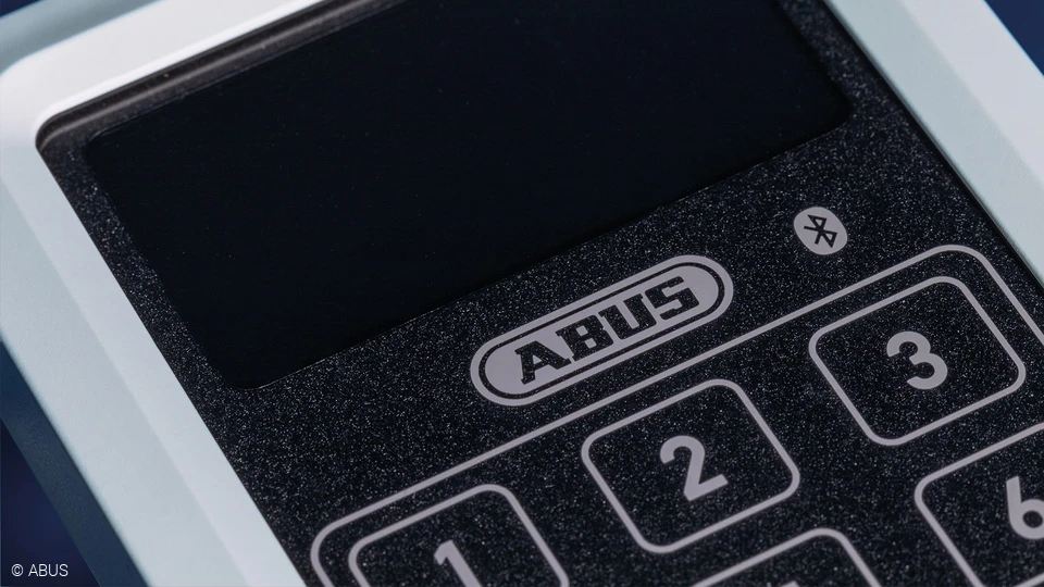 Mit der HomeTec Pro Bluetooth Tastatur öffnen Sie auch Ihre Haustür, wenn der Akku von Smartphone mal leer ist © ABUS