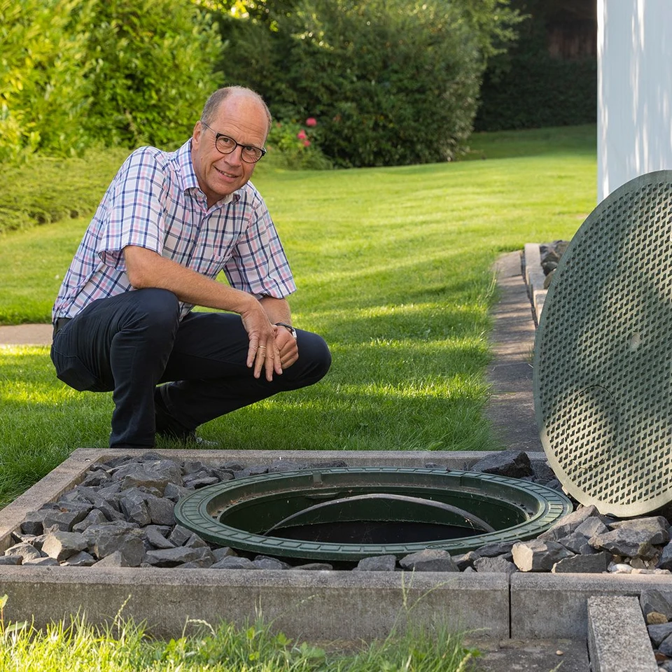 „Wasser ist wertvoll. Daher sammeln wir in unseren Zisterne Regenwasser zur Bewässerung der Grünanlagen. Jeder Tropfen zählt.“ , sagt Bernd Knoche. ©ABUS