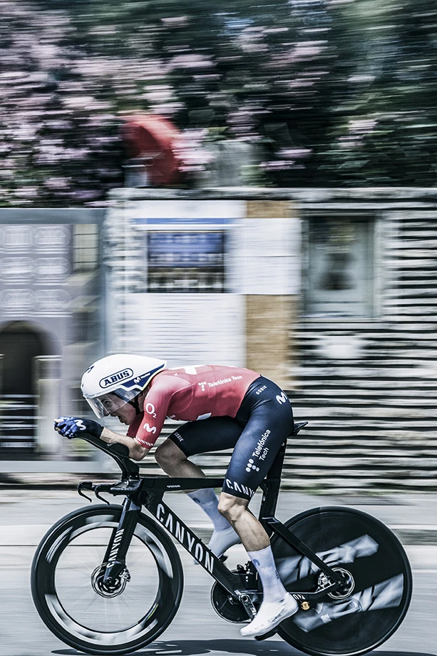 Marlen Reusser med den nya ABUS TT-hjälmen © Movistar