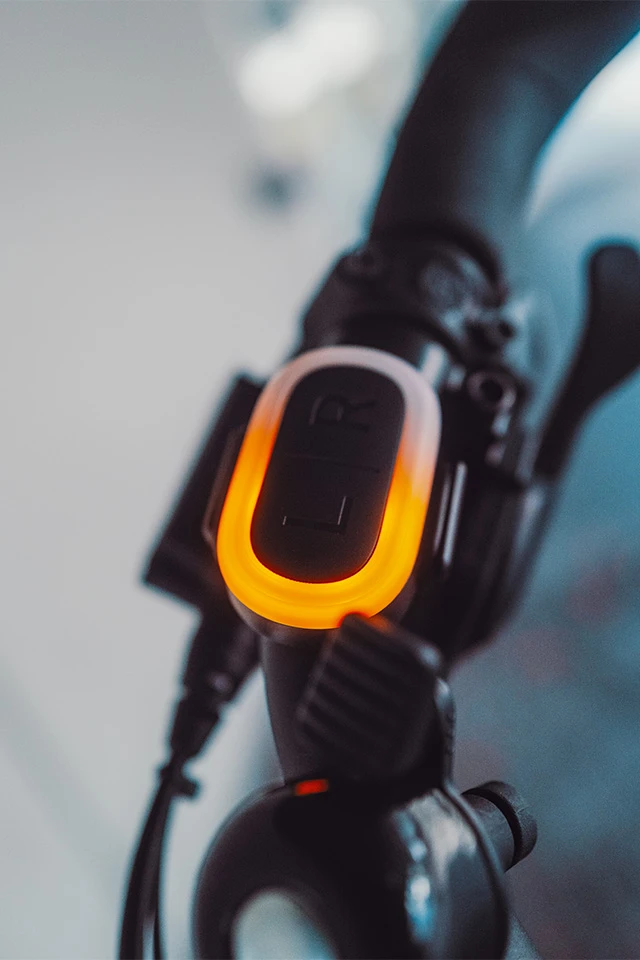 Nahaufnahme eines LED-Blinkers befestigt am Fahrradlenker © ABUS
