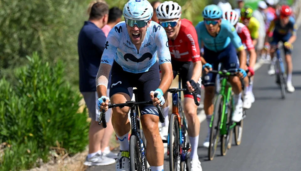 Ein Athlet des Movistar Team mit einem ABUS Helm © ABUS