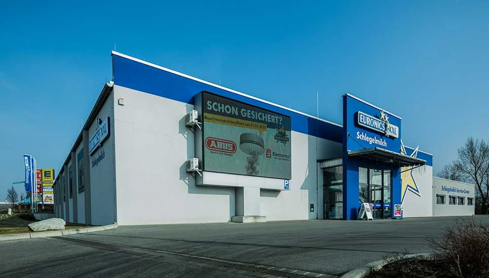 Aufgrund vergangener Vorfälle sorgt im Euronics XXL Schlegelmilch eine 24-h-Videoüberwachung mit ABUS Kameras für die Sicherheit der Produkte und Mitarbeiter. © ABUS