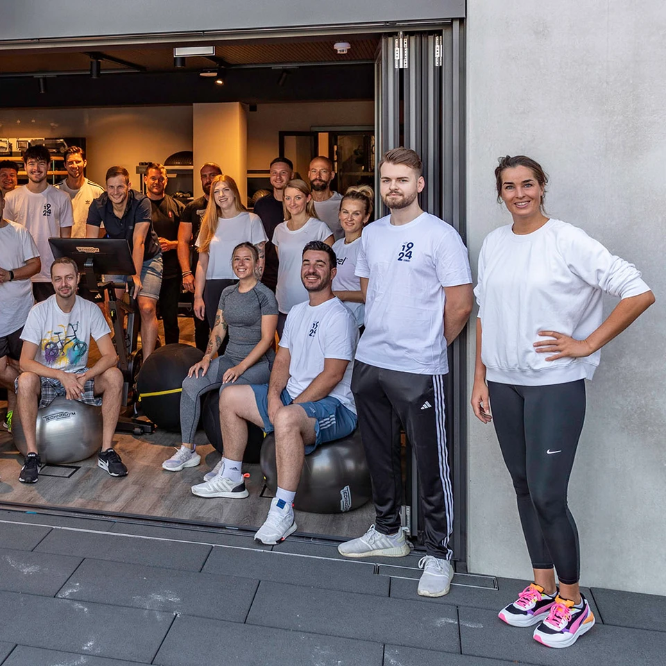 Neele Nolte (r.) und ABUS Kolleginnen und Kollegen während der Eröffnung des ABUS Sport- und Fitnessbereichs. ©ABUS