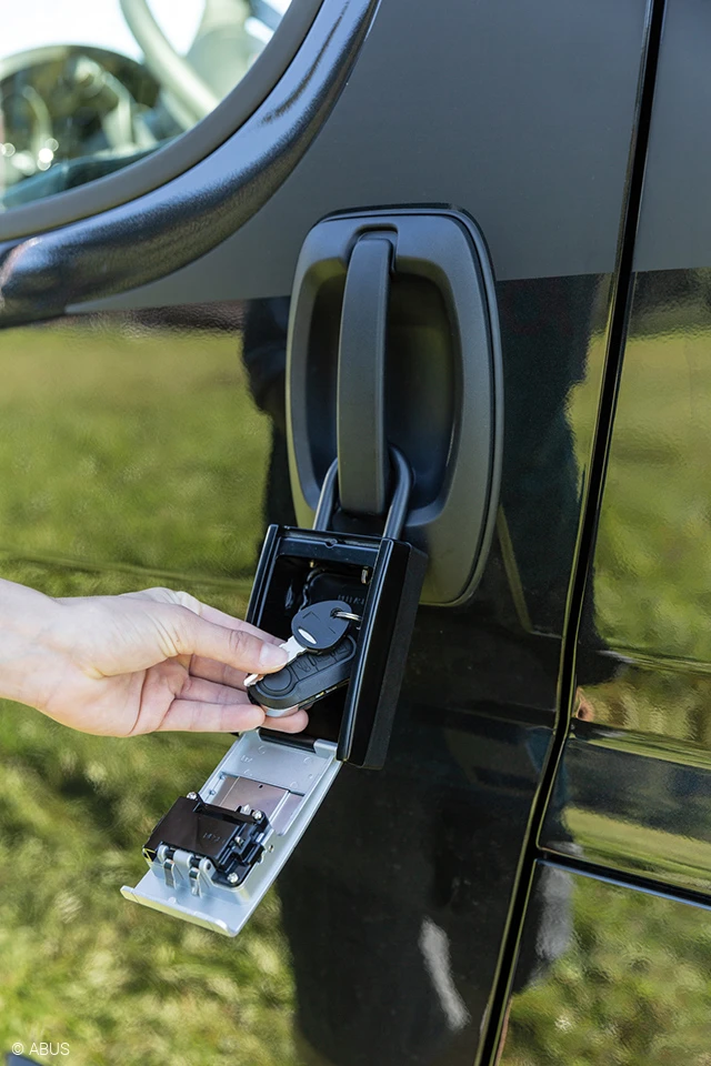 Szeretne kocogni a tó körül, és a kulcsot otthon hagyni? A KeyGarage a praktikus, kóddal biztosított doboz erre a célra © ABUS