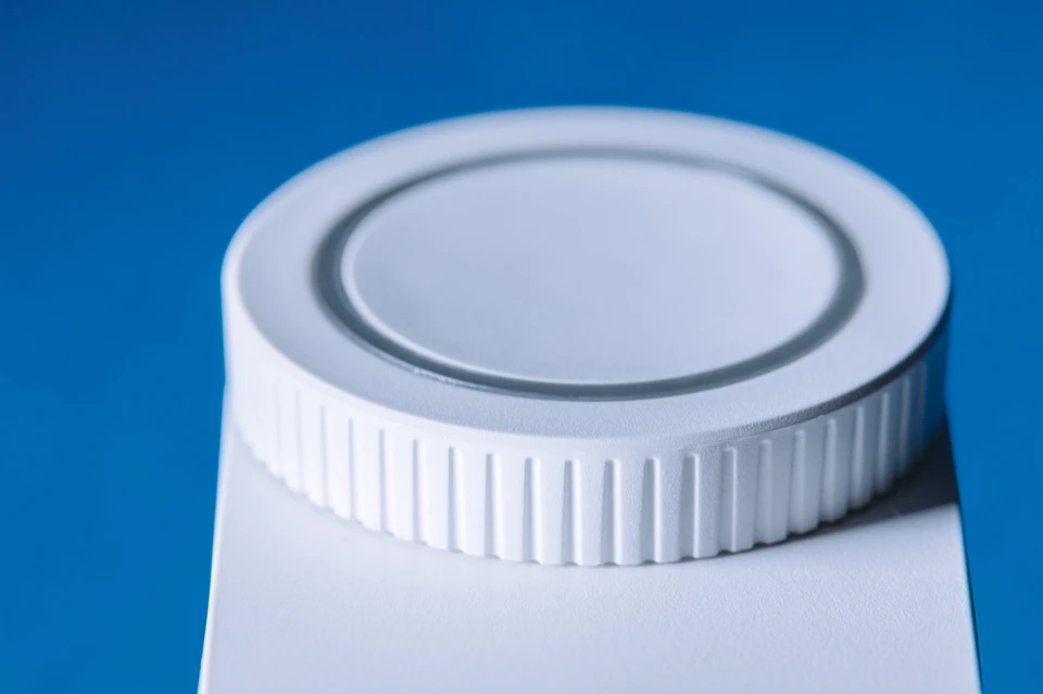 Primer plano: accionamiento de cierre inteligente LOXERIS One en blanco © ABUS